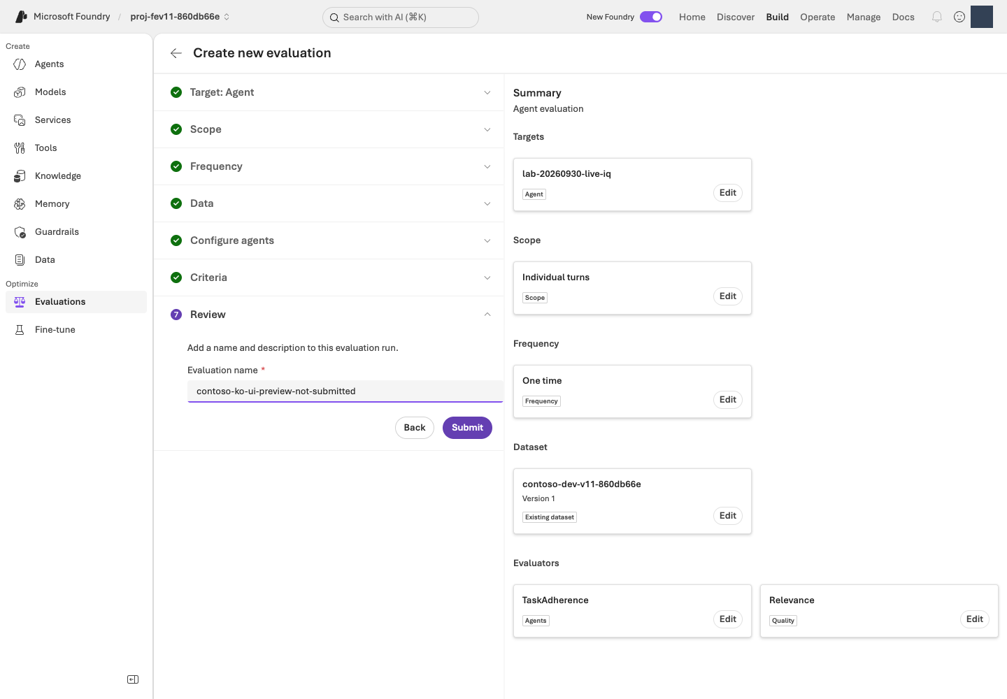 Microsoft Foundry 평가 Review에서 Agent·버전·데이터셋·평가기 설정을 검토하는 화면입니다.